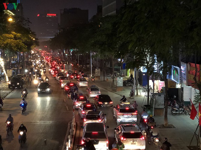 hanoi's streets hit by severe traffic congestion as tet draws near hinh 15