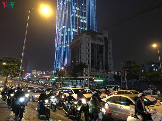 hanoi's streets hit by severe traffic congestion as tet draws near hinh 16