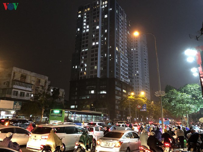 hanoi's streets hit by severe traffic congestion as tet draws near hinh 17