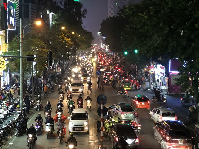 hanoi's streets hit by severe traffic congestion as tet draws near hinh 20