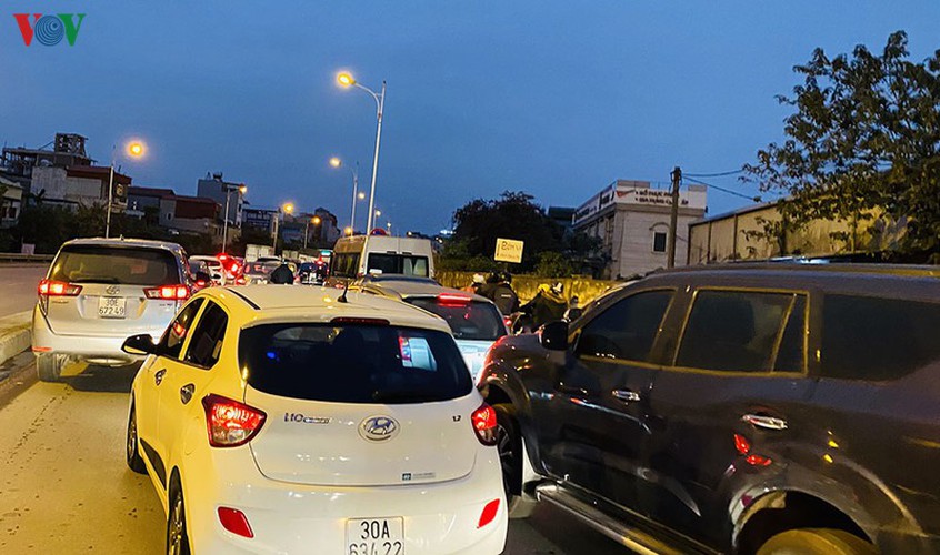 hanoi's streets hit by severe traffic congestion as tet draws near hinh 2