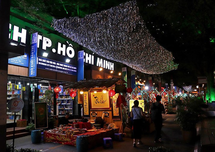 nguyen van binh book street in hcm city hosts vibrant tet atmosphere hinh 2