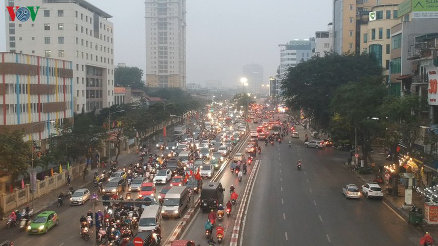 hanoi's streets hit by severe traffic congestion as tet draws near hinh 4