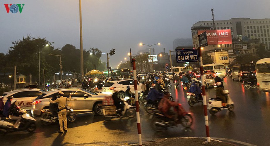 hanoi's streets hit by severe traffic congestion as tet draws near hinh 6