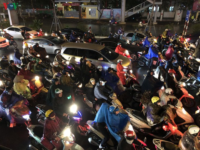 hanoi's streets hit by severe traffic congestion as tet draws near hinh 7