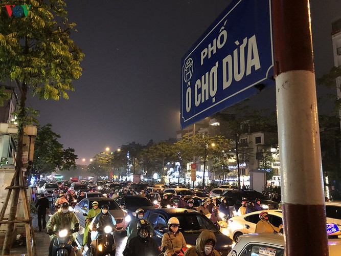 hanoi's streets hit by severe traffic congestion as tet draws near hinh 9