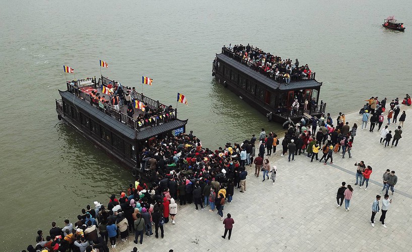 thousands descend on tam chuc pagoda during the start of lunar new year hinh 2