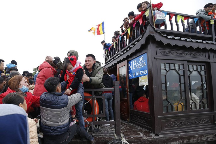 thousands descend on tam chuc pagoda during the start of lunar new year hinh 3