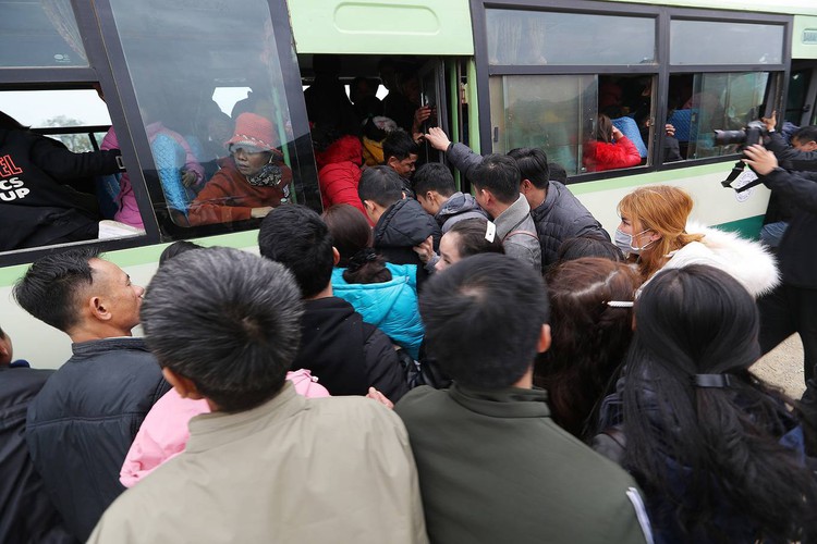 thousands descend on tam chuc pagoda during the start of lunar new year hinh 5