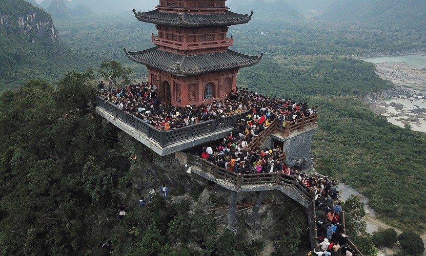 thousands descend on tam chuc pagoda during the start of lunar new year hinh 7