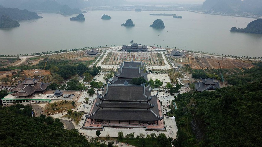 thousands descend on tam chuc pagoda during the start of lunar new year hinh 8