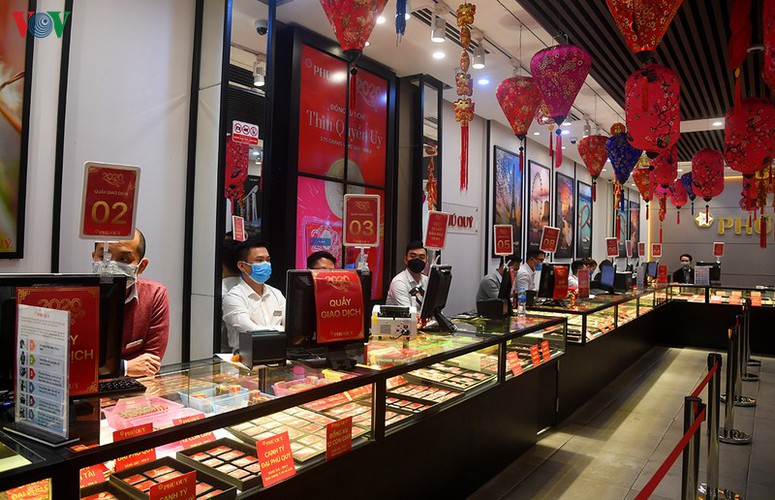 people queue to purchase gold on god of wealth day hinh 10