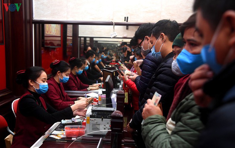 people queue to purchase gold on god of wealth day hinh 11