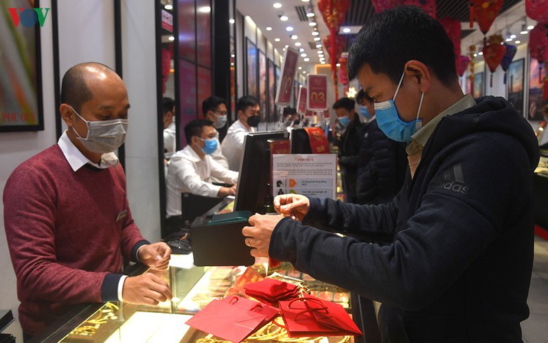 people queue to purchase gold on god of wealth day hinh 12