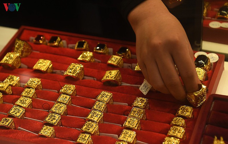 people queue to purchase gold on god of wealth day hinh 19