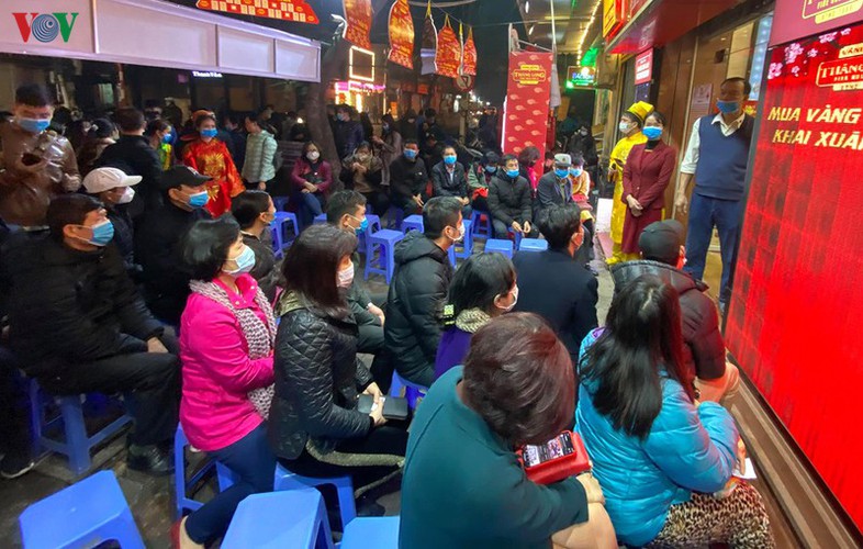 people queue to purchase gold on god of wealth day hinh 1