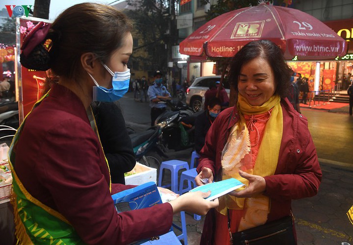 people queue to purchase gold on god of wealth day hinh 2