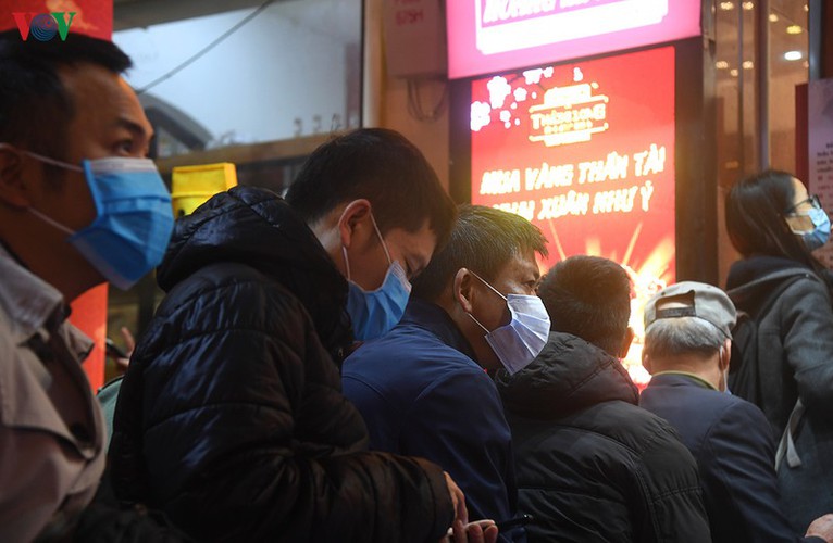 people queue to purchase gold on god of wealth day hinh 3