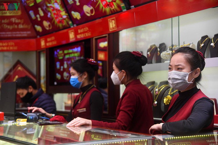 people queue to purchase gold on god of wealth day hinh 4