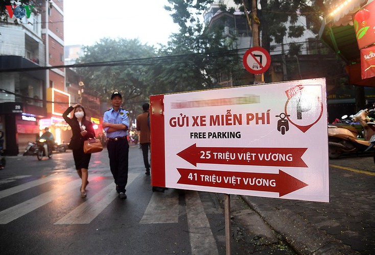 people queue to purchase gold on god of wealth day hinh 8