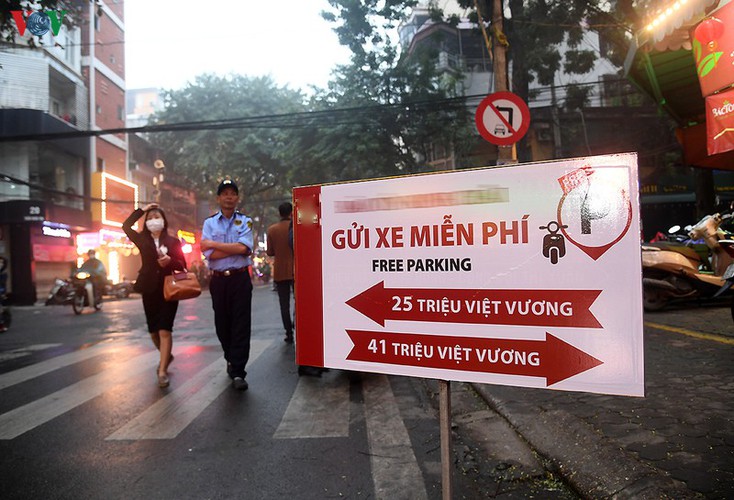 people queue to purchase gold on god of wealth day hinh 8