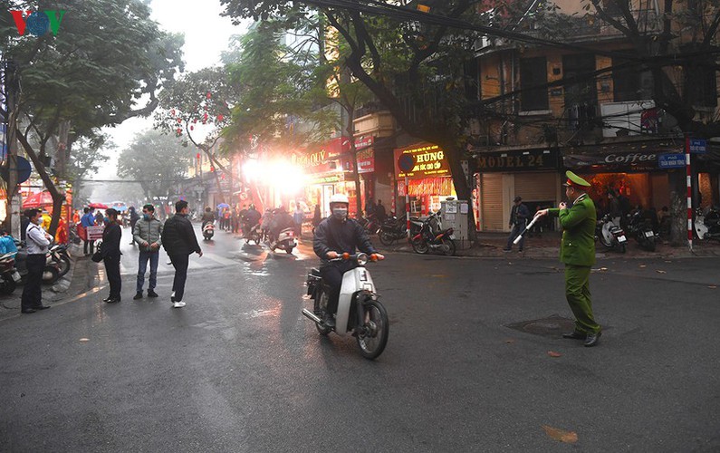 people queue to purchase gold on god of wealth day hinh 9