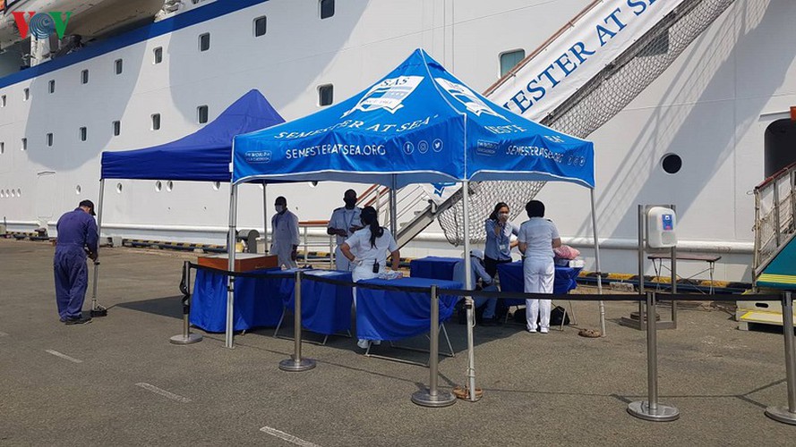 tourists receive medical examination and masks upon arrival at saigon port hinh 1