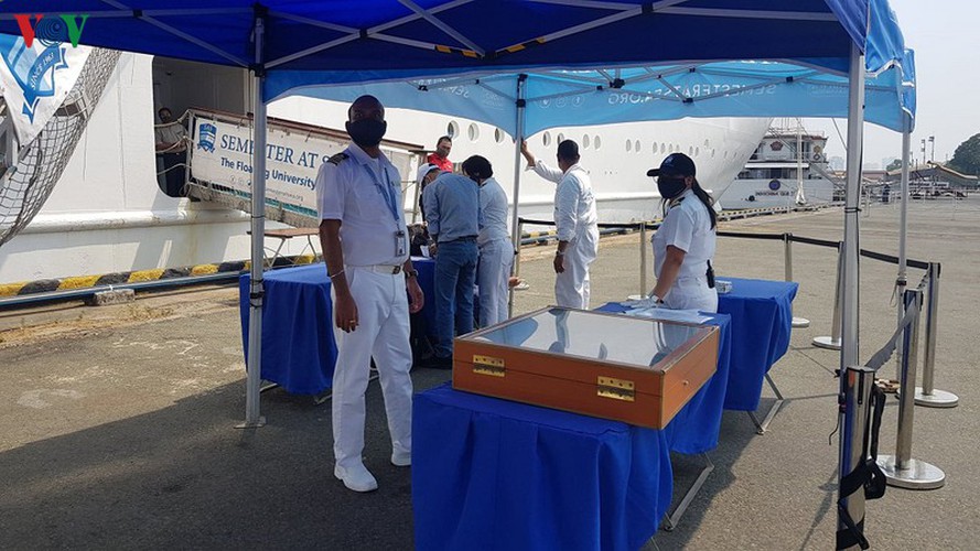 tourists receive medical examination and masks upon arrival at saigon port hinh 2