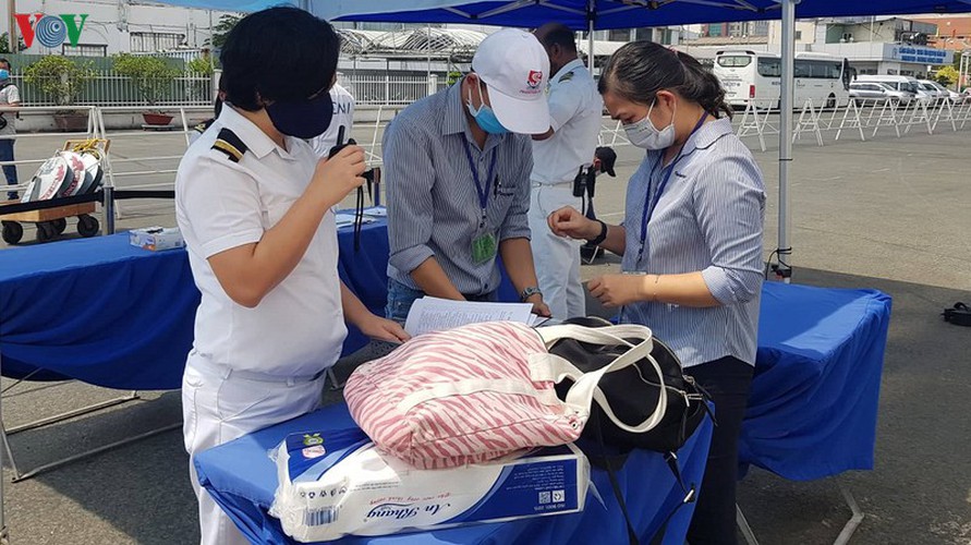 tourists receive medical examination and masks upon arrival at saigon port hinh 3