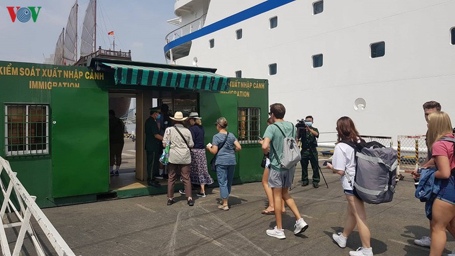 tourists receive medical examination and masks upon arrival at saigon port hinh 4