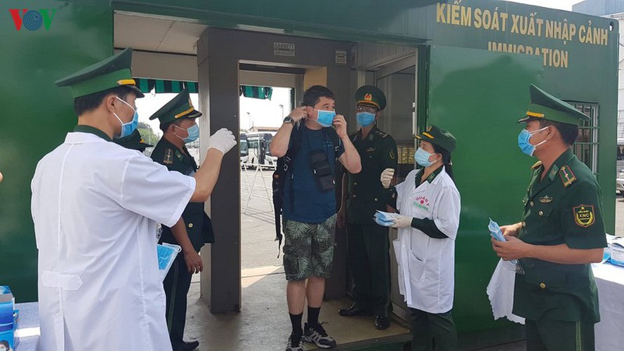 tourists receive medical examination and masks upon arrival at saigon port hinh 6