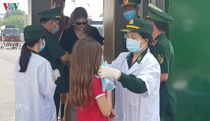 tourists receive medical examination and masks upon arrival at saigon port hinh 7