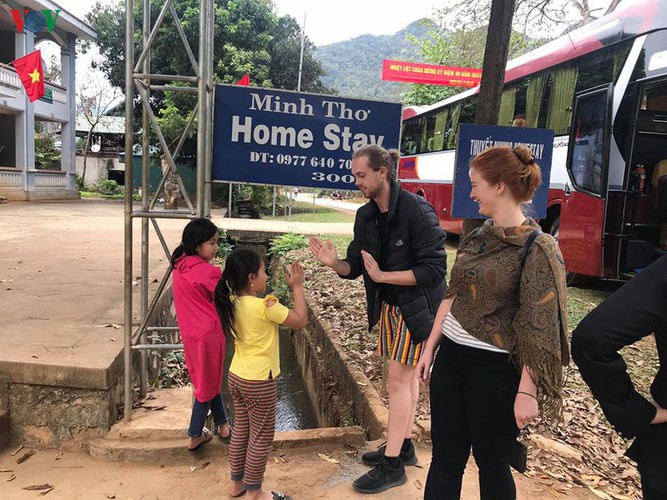 foreigners savour tranquil scenery of villages in mai chau hinh 12