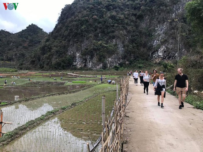 foreigners savour tranquil scenery of villages in mai chau hinh 3