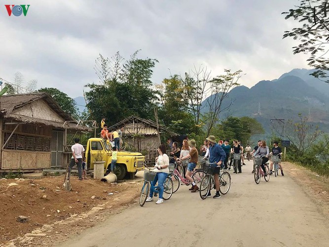 foreigners savour tranquil scenery of villages in mai chau hinh 5