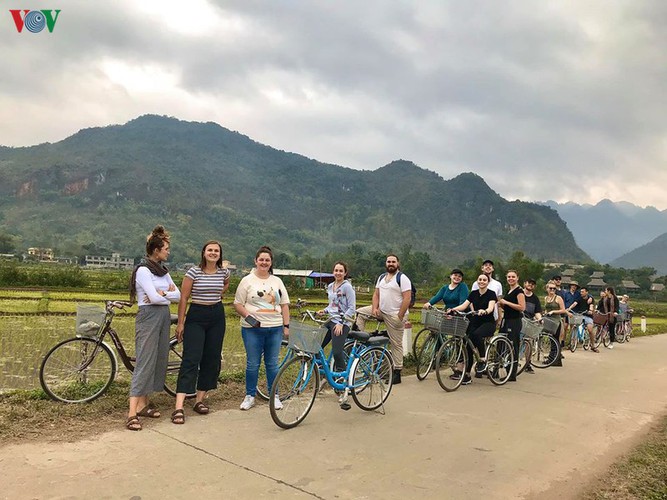 foreigners savour tranquil scenery of villages in mai chau hinh 6