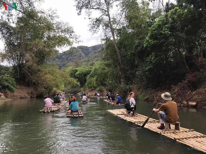 foreigners savour tranquil scenery of villages in mai chau hinh 7