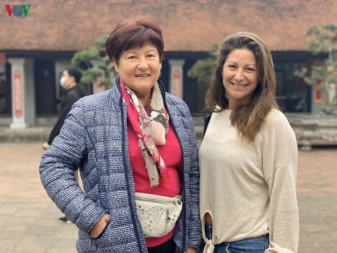 tourists feel safe when visiting temple of literature hinh 10