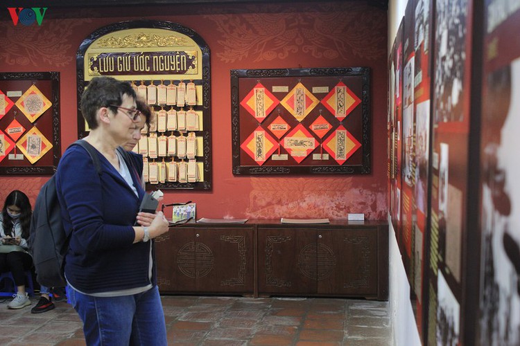 tourists feel safe when visiting temple of literature hinh 11