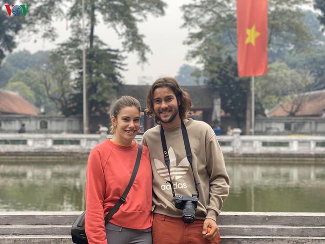 tourists feel safe when visiting temple of literature hinh 12