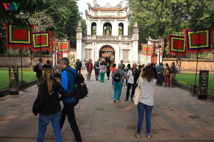 tourists feel safe when visiting temple of literature hinh 1