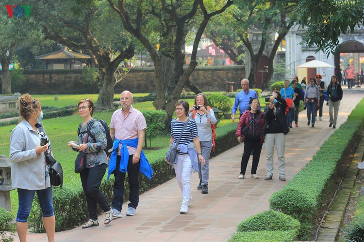 tourists feel safe when visiting temple of literature hinh 4