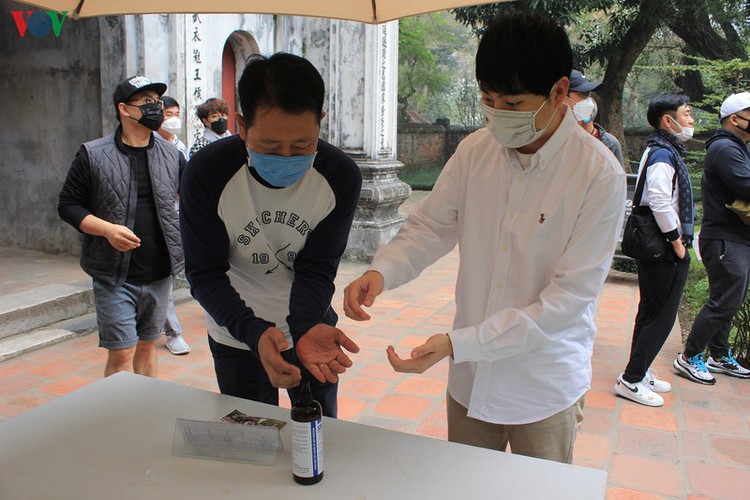 tourists feel safe when visiting temple of literature hinh 6