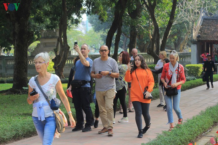 tourists feel safe when visiting temple of literature hinh 7