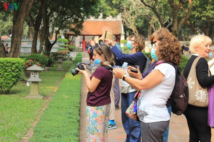 tourists feel safe when visiting temple of literature hinh 8