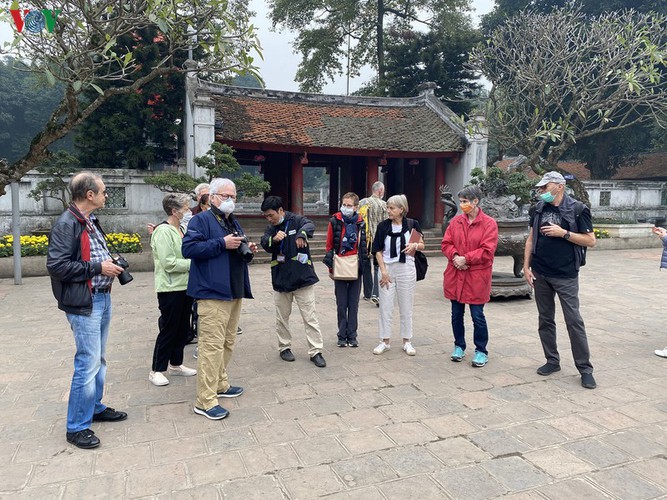 tourists feel safe when visiting temple of literature hinh 9