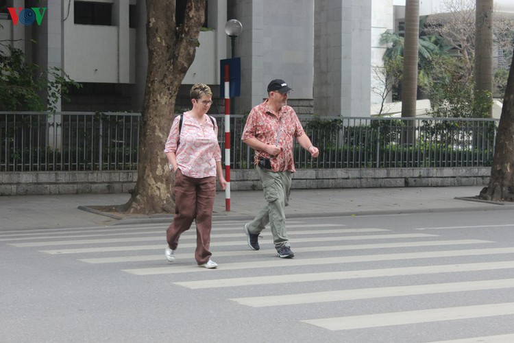 foreign tourists in hanoi wander streets without face masks hinh 10