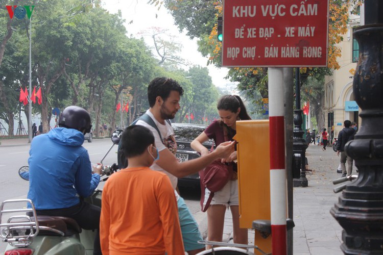 foreign tourists in hanoi wander streets without face masks hinh 11