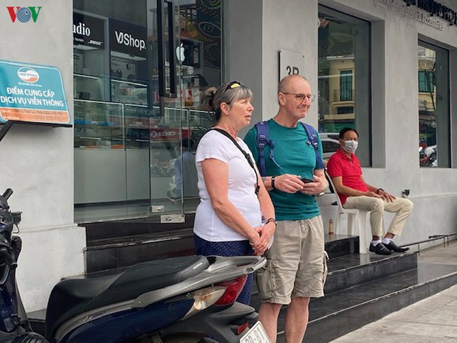 foreign tourists in hanoi wander streets without face masks hinh 12