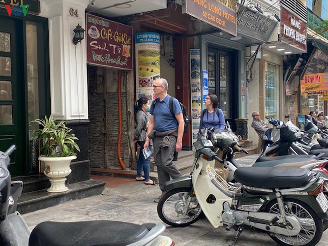 foreign tourists in hanoi wander streets without face masks hinh 13